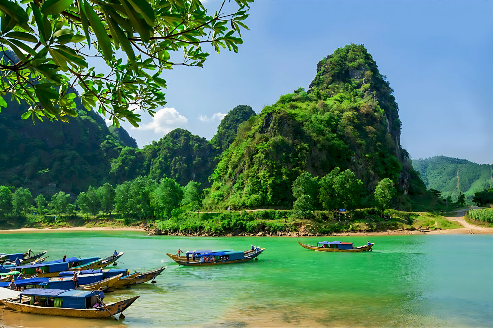 The fishing village by the Son River preserves the simple, friendly rhythm of mountain life 